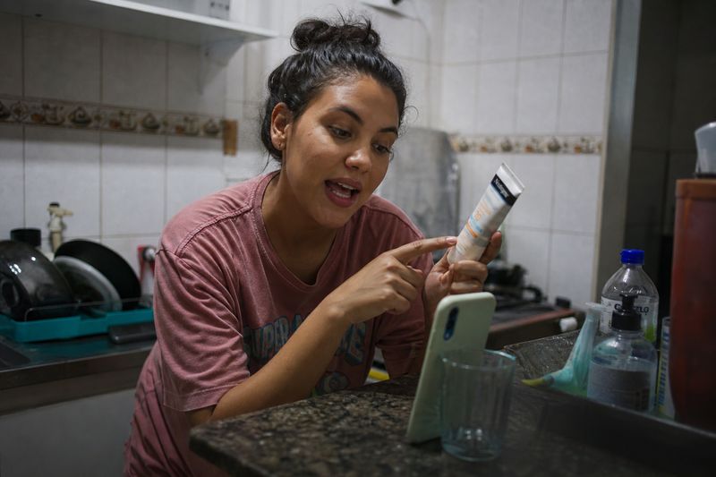 Participante gravando um vídeo curto do produto